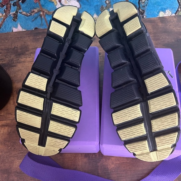 ON size 7.5 grey, black and lime sneakers. - Picture 7 of 9